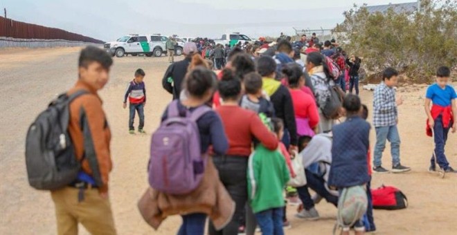 Fotografía divulgada este viernes por la Oficina de Aduanas y Protección Fronteriza (CBP) de Arizona en donde se observa a unos de los 376 migrantes indocumentados, provenientes mayormente de Centroamérica, que fueron arrestados a principios de semana. Un