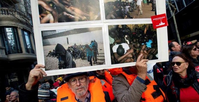 Voluntarios de la ONG Pro Activa Open Arms, durante la manifestación celebrada esta tarde por las calles del centro de Barcelona. (EFE)