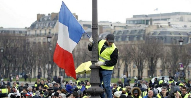 Protesta de los chalecos amarillos en París. (CHARLES PLATIAU | REUTERS)
