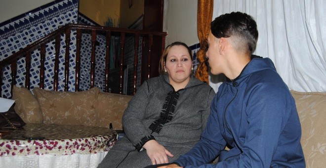 Islem y su madre, sentados en el salón de su casa, en el barrio de Reina Regente de Melilla. Irene Quirante