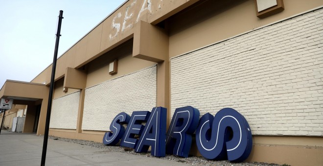 Un letrero desmantelado se apoya en una tienda cerrada de Sears, en la localidad de Nanuet (Nueva York, EEUU). REUTERS / Mike Segar