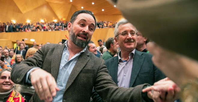 El presidente de Vox, Santiago Abascal  y el fundador del partido, Jose Antonio Ortega Lara, saludan a simpatizantes en el Auditorio de Zaragoza - EFE/Javier Cebollada