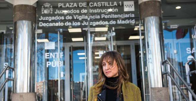 La directora de Público, Ana Pardo de Vera, a la salida de los juzgados de Plaza de Castilla, tras declarar por la querella interpuesta contra ella por Eduardo Inda. - FERNANDO SÁNCHEZ