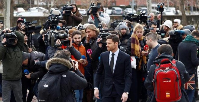 El exjugador del Real Madrid Xabi Alonso sale este martes en la Audiencia Provincial de Madrid, donde es juzgado por presuntamente defraudar a Hacienda. EFE/ Emilio Naranjo