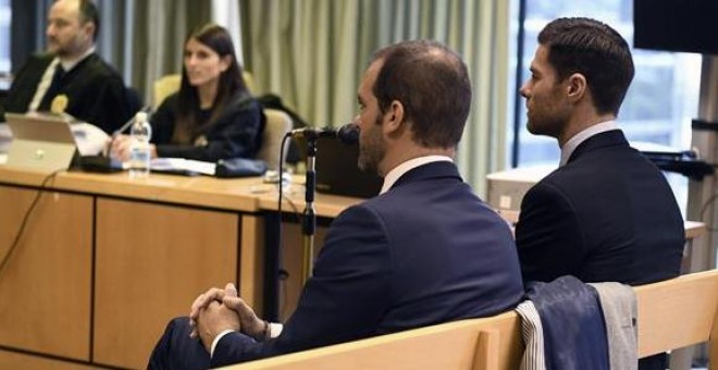 El exjugador del Real Madrid Xabi Alonso (d), este martes en la Audiencia Provincial de Madrid, donde es juzgado por presuntamente defraudar a Hacienda. EFE/ Victor Lerena