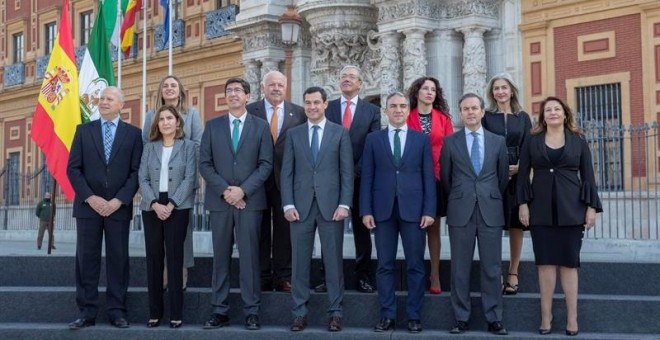 El presidente de la Junta de Andalucía, Juanma Moreno (c), posa ante el Palacio de San Telmo en Sevilla con los once consejeros del nuevo Gobierno andaluz de coalición PP y Ciudadanos tras el acto de toma de posesión, en un acto institucional en la sede d