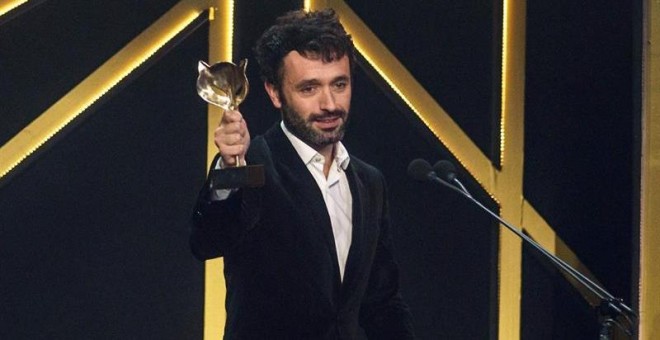 El director Rodrigo Sorogoyen con el premio a mejor dirección por la película el Reino, en la gala de los Premios Feroz 2019. - EFE