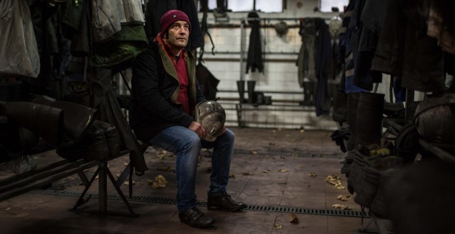 Benjamín Fernández en el vestuario de la última mina en la que trabajó, Carbonar, cerca de Cangas del Narcea, Asturias.-JAIRO VARGAS