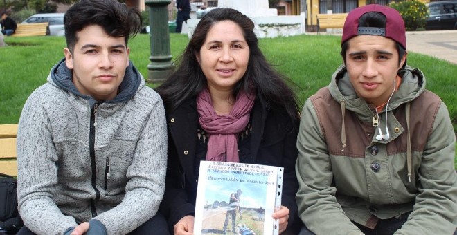 Brandon Hernández (izq), un joven mapuche que fue disparado por un agente de la Policía chilena en 2016 junto a su madre (centro) y su hermano Isaías (dcha). / PAULA HUENCHUMIL