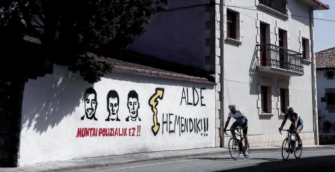 Una pintada en Alsasua sobre los jóvenes condenados por la Audiencia Nacional por la pelea con dos guardias civiles.EFE/Jesus Diges