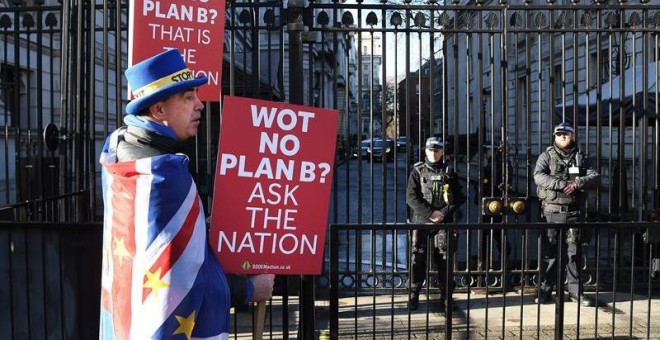 Un defensor de la celebración de un nuevo referéndum sobre el brexit se manifiesta en Downing street durante la celebración del Consejo de Ministros en Londres. - EFE