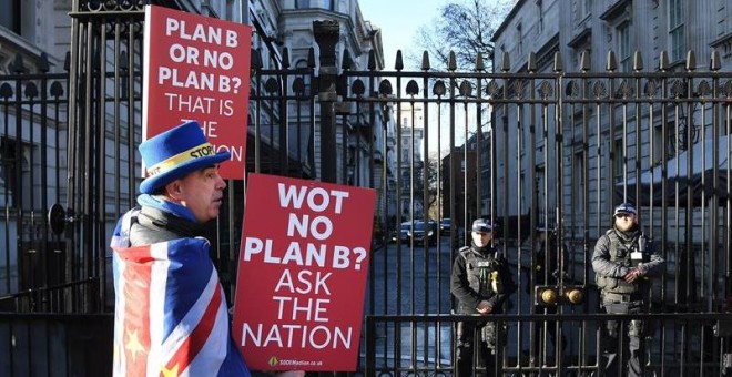 Un defensor de la celebración de un nuevo referéndum sobre el brexit se manifiesta en Downing street durante la celebración del Consejo de Ministros en Londres. - EFE