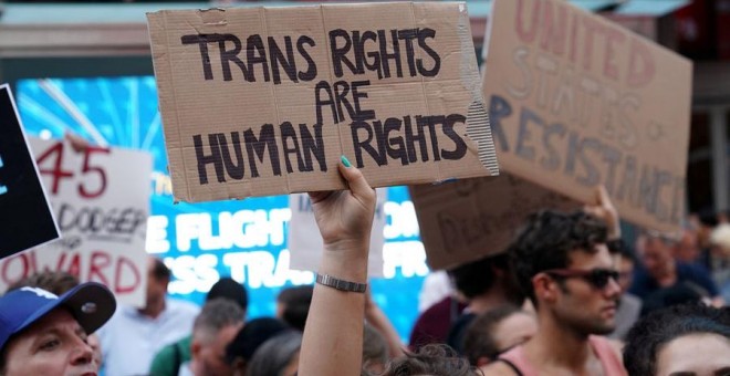 Manifestantes contra el veto de Trump a los transgénero en el Ejército, en 2017. REUTERS/Carlo Allegri