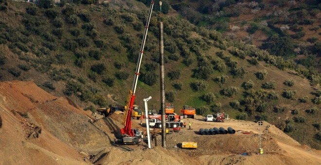 Continúan los trabajos del rescate de Julen, el niño de dos años que cayó el pasado domingo día 13 a un profundo y estrecho pozo en la localidad de Totalán | EFE