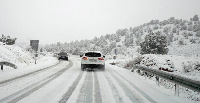 Una carretera catalana cubierta de nieve / EFE