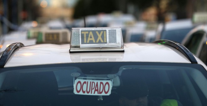 Madrid durante la primera jornada de la huelga indefinida de los taxistas que se unen a la iniciada el viernes por el sector del taxi de Barcelona | EFE