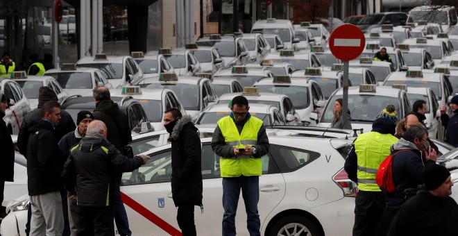 Concentración de taxistas en las inmediaciones del recinto ferial de Ifema, en el segundo día de la huelga indefinida del sector del taxi | EFE