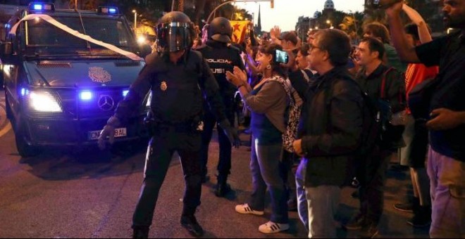 Despliegue policial en la sede de la CUP el 20-S. EFE