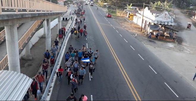 Migrantes caminan en caravana entre Ciudad Hidalgo y Tapachula, en Chiapas, tras atravesar la frontera caminando.