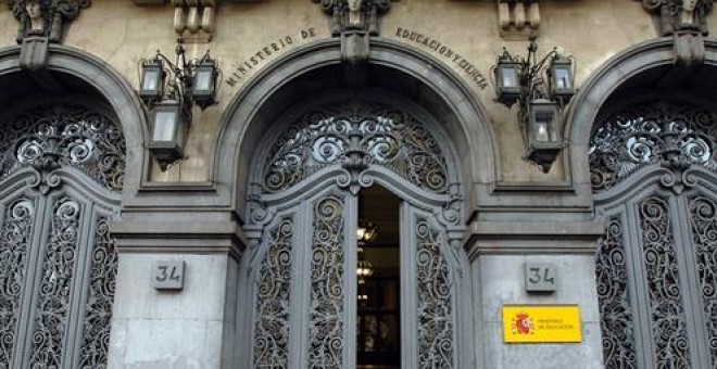 CCOO denunciará al Ministerio de Educación por no cumplir el artículo 14 de la Constitución Española, en el que se recoge la no discriminación entre personas por cualquier motivo.