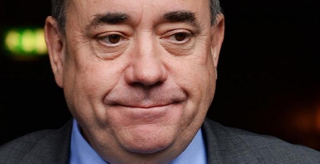 Fotografía de archivo tomada el 14 de septiembre de 2014 que muestra al ex ministro principal de Escocia Alex Salmond durante una entrevista en Edimburgo (Reino Unido). EFE