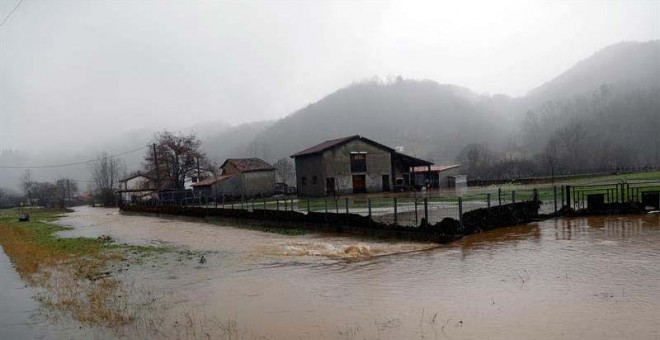 Inundaciones al desbordarse el río Nalón en Las Inmediaciones de Laviana(Asturias). (EFE)