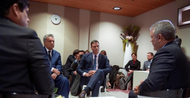 Sánchez, con Lenin Moreno (i), Iván Duque (d) y Carlos Álvaro Quesada, hoy en Davos. EFE/Borja Puig de la Bellacasa