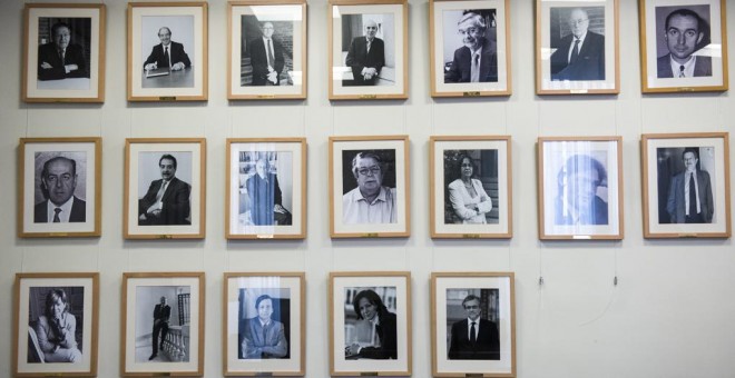 Las fotografias de los anteriores presidentes del CIS, en una sala del órganismo demoscópico estatal. FERNANDO SÁNCHEZ