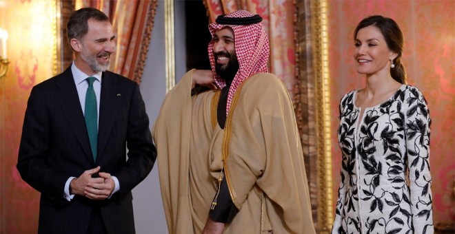 Mohamed Bin Salman, junto a Felipe VI, y Letizia, en una imagen de archivo. EFE