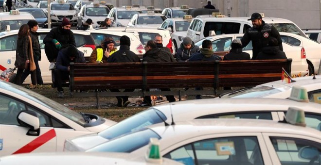 Un grupo de taxistas a las puertas del recinto ferial de IFEMA, este jueves. /EFE