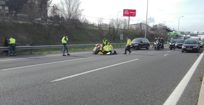 El taxista atropellado fue atendido en el mismo lugar del atropello. (EP)