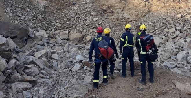 El equipo de bomberos efectúa investigaciones en el lugar de los hechos./EFE