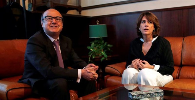 La ministra de Justicia, Dolores Delgado, durante la entrevista que ha mantenido este lunes en Barcelona con el presidente del Tribunal Superior de Justicia de Cataluña (TSJC), Jesús María Barrientos (i) en el marco del viaje de trabajo que efectua a Bar