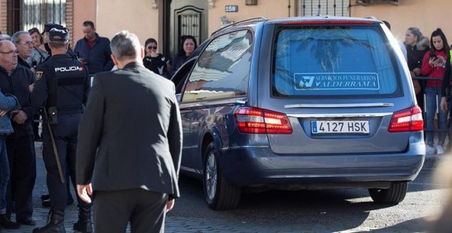 El furgón que transporta el féretro con el cadáver de Julen, el niño de 2 años rescatado sin vida del pozo en el que cayó el día 13 de enero, a su llegada este sábado al tanatorio de la barriada malagueña de El Palo, después de que finalizara la autopsia