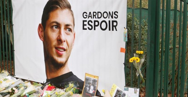 Vista del homenaje al jugador argentino Emiliano Sala en los campos de entrenamiento del FC Nantes, antes de una sesión este viernes en Nantes, Francia. El jugador argentino Lionel Messi pidió a las autoridades que 'no dejen de buscar' a Emiliano Sala, el