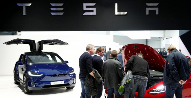 Los visitantes miran los vehículos eléctricos de Tesla en el Salón del Automóvil de Bruselas. REUTERS / Francois Lenoir