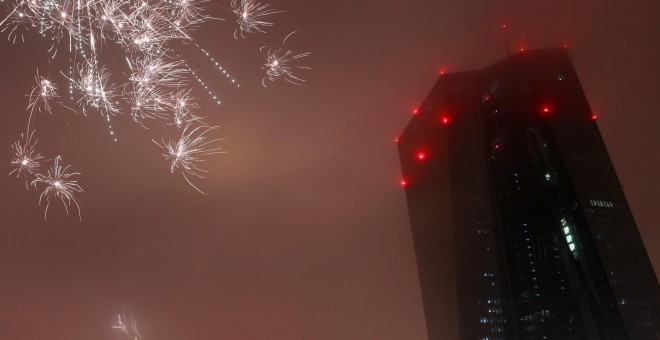 Fuegos artificiales estallan en Nochevieja cerca del rascacielos donde tiene su sede el BCE enFráncfort. REUTERS/Kai Pfaffenbach