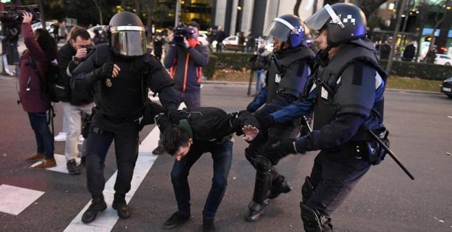 Agentes de la Policía Nacional proceden a desalojar a los taxistas que permanecen acampados en el Paseo de la Castellana de Madrid. - EFE