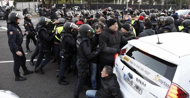 Durante la intervención policial se han vivido momentos de tensión con forcejeos entre manifestantes y agentes. - EFE