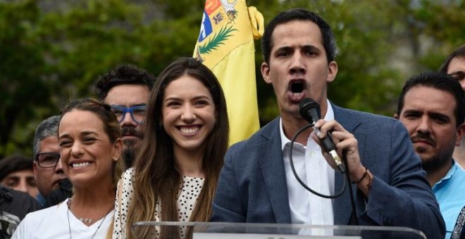 El autoproclamado 'presidente interino' Juan Guaidó junto a Lilian Tintori, esposa del líder opositor venezolano Leopoldo López en Caracas, el 26 de enero de 2019 | AFP