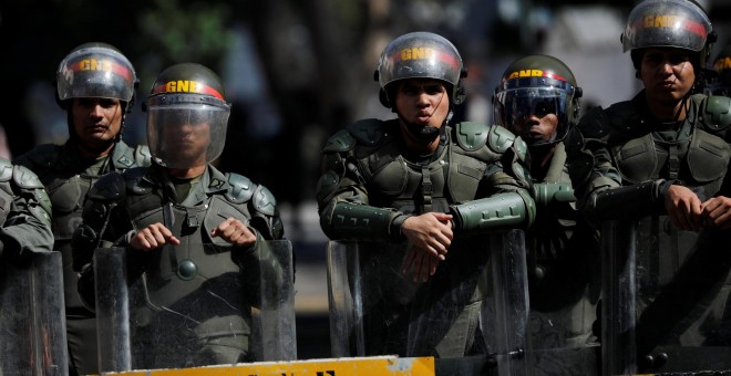 Fuerzas de seguridad venezolanas a la entrada de un edificio en Caracas. / REUTERS - CARLOS BARRIA