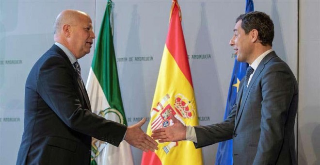 El nuevo consejero de Educación y Deporte, Javier Imbroda (Cs) es felicitado por el presidente de la Junta de Andalucía, Juanma Moreno (derecha) durante el acto de toma de posesión de su cargo. (JULIO MUÑOZ | EFE)