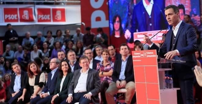 Los presidentes autonómicos socialistas de Castilla-La Mancha, Emiliano García-Page; Baleares, Francina Armengol y Comunitat Valenciana, Ximo Puig, y el candidato madrileño Ángel Gabilondo, entre otros, escuchan al presidente del Gobierno, Pedro Sánchez,