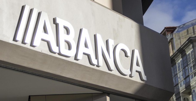 El logo de Abanca en una sucursal en Lugo.