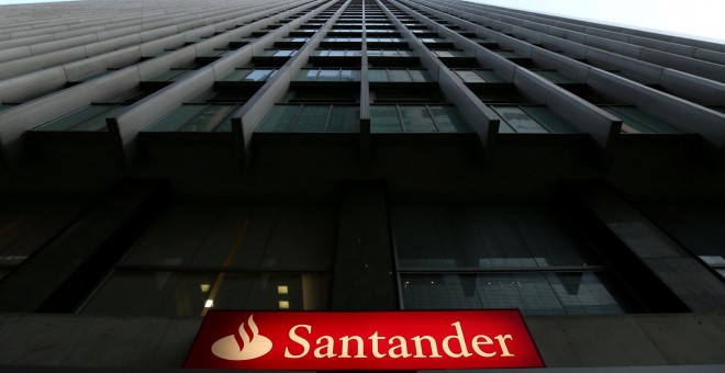 El logo del Banco Santander, en una sucursal en Rio de Janeiro (Brasil). REUTERS/Sergio Moraes