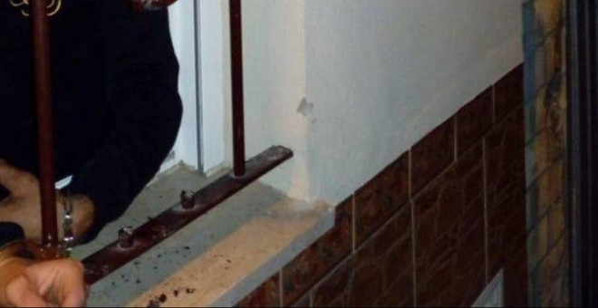 Los ladrones fueron encadenados a la reja por el Guardia Civil que llegó en pijama hasta que llegó la patrulla.