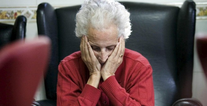 Imagen de una mujer enferma de alzheimer en la sala de estar de un centro de día | EFE/Archivo