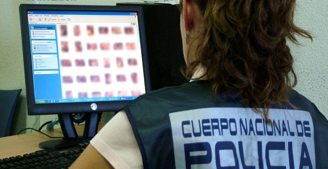 Imagen de archivo de una agente de policía investigando caso de pornografía infantil |  Policía Nacional