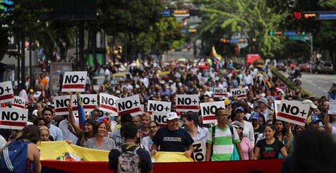 Opositores venezolanos participan en una manifestación para exigir el fin de la crisis y en respaldo a la Presidencia interina de Juan Guaidó en Caracas. (MIGUEL GUTIÉRREZ | VENEZUELA)