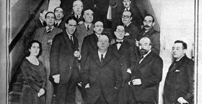 Clara Campoamor, a la izquierda y acompañada solo por hombres, después de una conferencia que el socialista Indalecio Prieto dio en el Ateneo de Madrid.